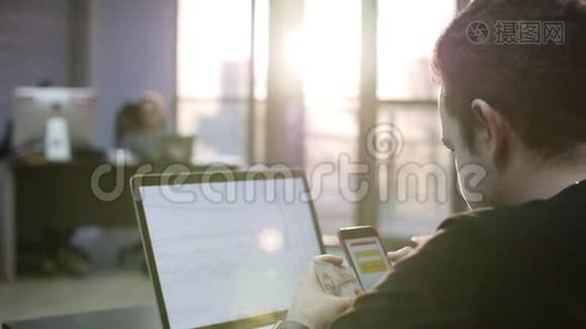 年轻的商人网上银行使用智能手机在线购物与信用卡在办公室生活方式。 网上银行视频