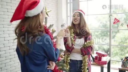快乐的亚洲女人和她办公室的朋友一起庆祝圣诞聚会。视频