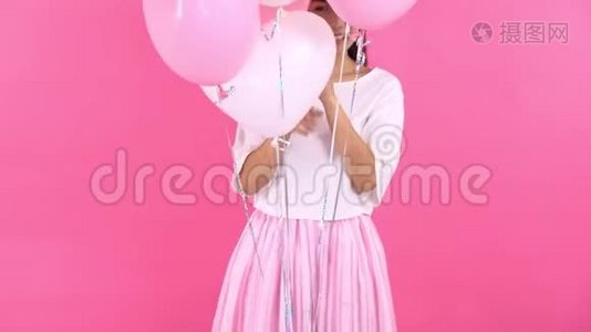 穿着白色裙子带气球的女人视频