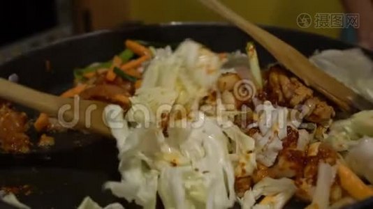 慢动作烹饪达卡比韩国食物。 韩国餐厅厨师视频