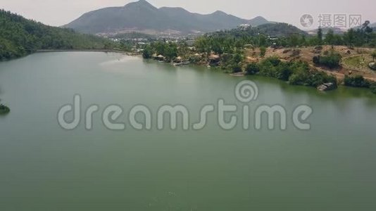 鸟瞰河流和大坝背景青山和山脉。 无人驾驶飞机飞过河流和水坝和岩石海岸线视频