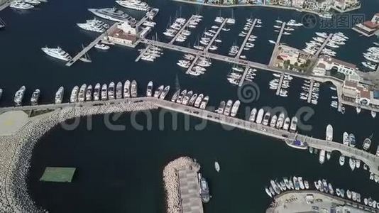 船只、游艇和船只正停留在港口视频