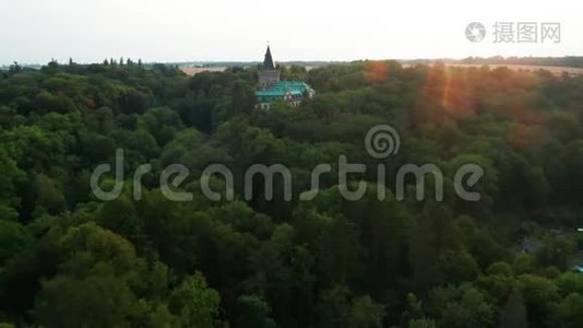 绿林老城堡的鸟瞰与老桥的背景视频