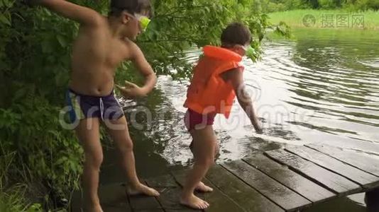 两个男孩从码头跳到河边视频