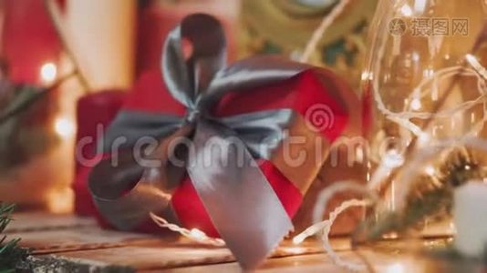 创造性爱好。 礼品包装。 包装现代圣诞礼物盒在时尚的灰色纸与缎子红丝带。 顶级视频