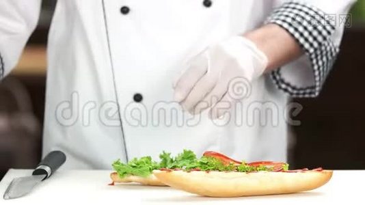 厨师做三明治，蔬菜。视频