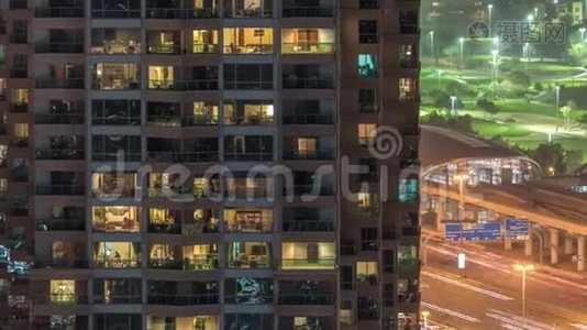夜间城市环境中现代多层建筑窗户的灯光视频