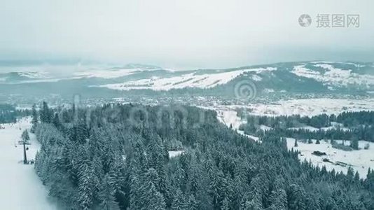 冬季一场雪覆盖高山滑雪斜坡的空中平底射击。 波兰南部的滑雪胜地，塔特拉山视频