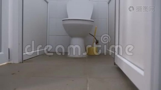 公共厕所隔间。摄像机在马桶的白色小木屋之间从下面平稳地移动视频