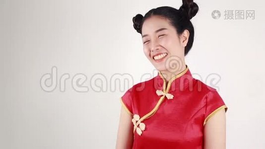女人穿旗袍，手指中国新年的概念视频