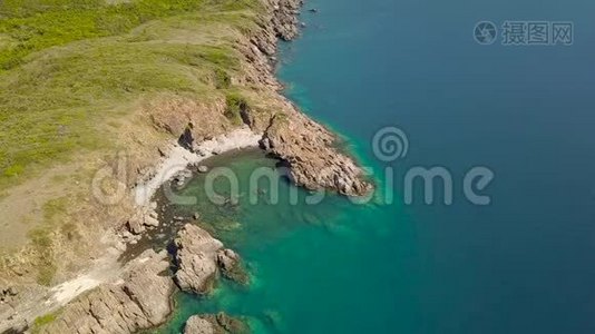 洛基海岸线和蓝色的海水在海湾空中景观从上面的飞行无人机。 空中射击蓝色海水和视频