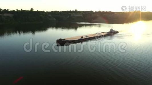 中欧夏季中河带干货驳船的空中视频河流推船视频