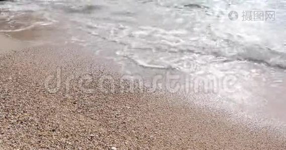 浪流到海滩上。 贝拉在蓝色的海水上起泡。 温暖阳光的小窝里充满咸味的海洋。 安静的度假和休息场所视频