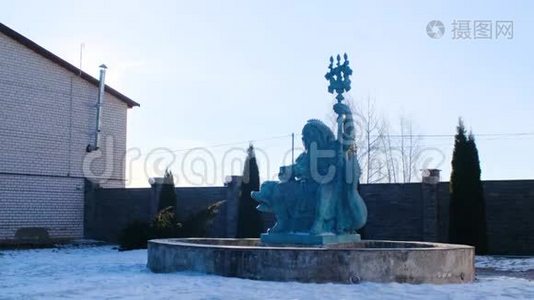 冬天海王星的喷泉雕像。 库存录像。 海王星坐在海豚上的美丽雕塑视频