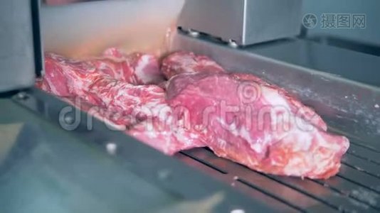 肉沿着工厂的皮带从下面穿下去视频