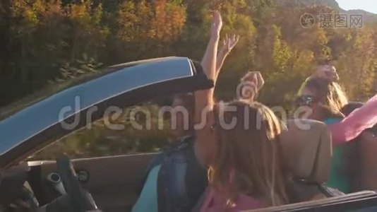 坐敞篷车的年轻女人视频