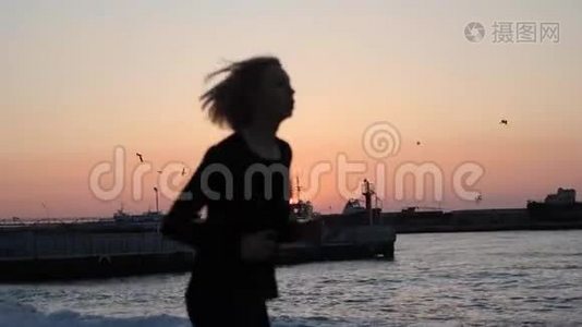 日出时慢跑的女孩视频