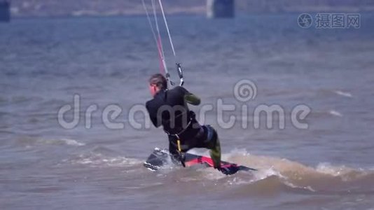 顺流动浪：一个雄性的风筝板沿着一条大河的波浪美丽地移动。 溅起的水花视频