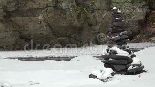 温特里河上的石头覆盖着雪。 雪上堆积着鹅卵石。视频