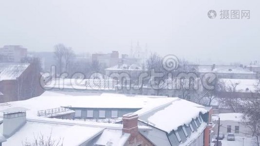 城市降雪概念.. 有雪的城市街道视频