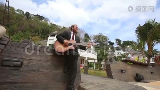 1.男人靠墙弹吉他，沿着桥走出去视频