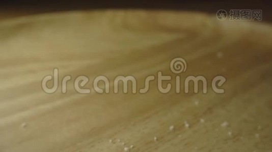 白色面包片在缓慢的运动中掉落视频