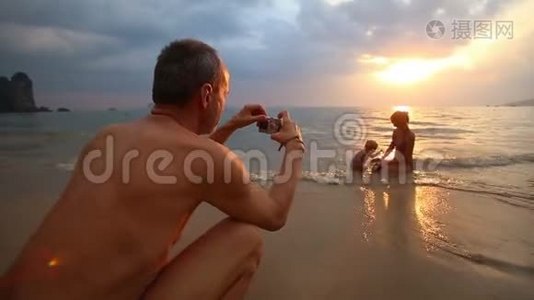 男子图片女孩在日落时扮演母亲视频