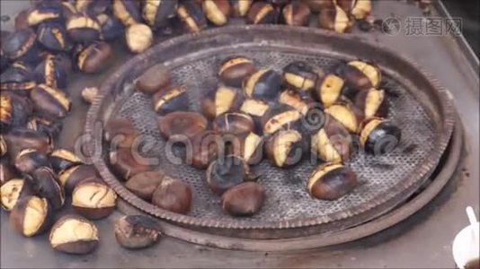 一组有机胸坚果在金属片上烹饪。视频