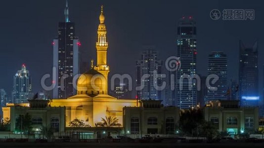 现代迪拜城市天际线随着夜晚拉希德·哈代斯清真寺的时间推移，水上摩天大楼被照亮视频