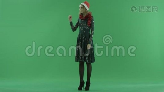 年轻漂亮的女士戴着圣诞帽，背景色键视频