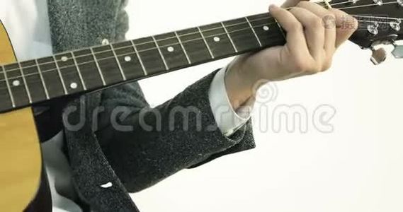 一个男人的特写`他的手触摸着吉他上的弦。视频