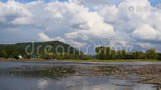 夏季景观河流和山景的背景天空视频