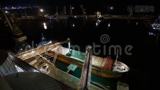 在散装货船上装载粮食作物的夜间时间过短，可通过干线在海港的筒仓码头打开货舱视频