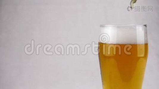 啤酒从顶部涌入玻璃，形成泡沫视频