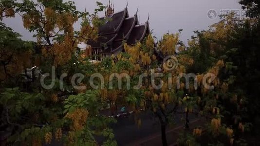 鸟瞰泰国清迈的瓦拉贾蒙特安寺。视频