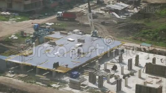 新建住宅工程开始时施工现场的延时视频.. 工人和机器移动得很快视频