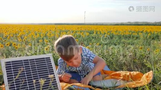 环境友好，孩子在背景场上展示类似太阳能光伏电池板附近的手势，男孩使用视频