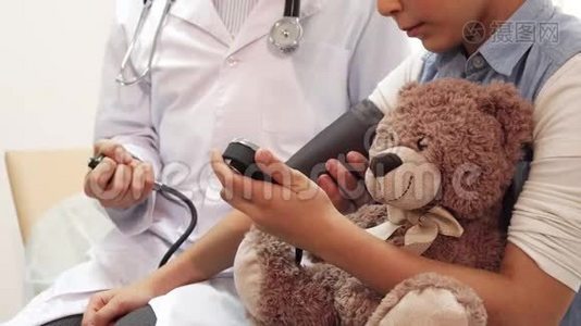 一个特写镜头展示了医生如何测量小女孩的压力视频