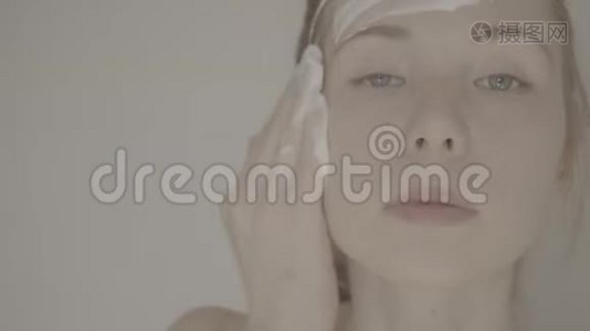 皮肤护理。 美丽健康女性保湿霜画像视频