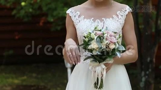 新郎把戒指放在新娘`手上。视频