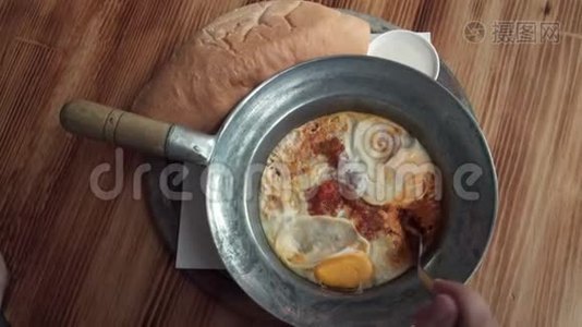 用叉子吃，用番茄和面包在煎锅里煮鸡蛋。 以色列阿拉伯中东视频