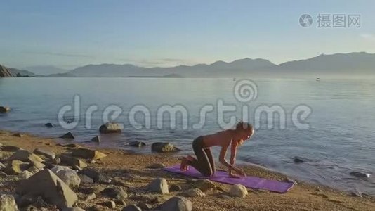 在海岸海岸与远山做瑜伽运动视频