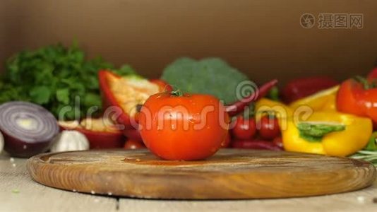 鲜辣的红番茄，上面有流动的水滴特写，放在一块木板上，上的木板上，红辣椒视频