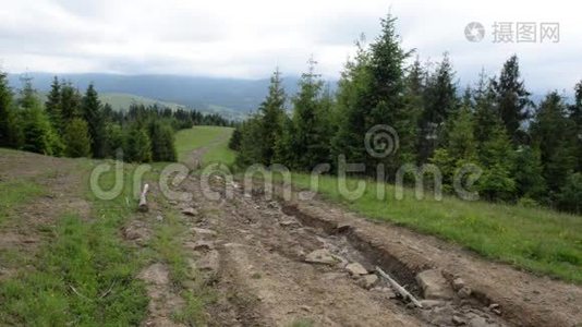 女徒步旅行者又来到了绿色的山坡上，这是一片群山和蓝天的背景视频