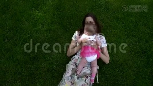 3.女儿肚子里的水和妈妈躺在一起视频