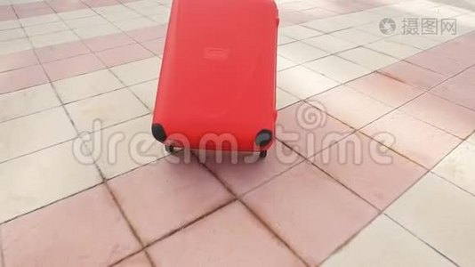 一个年轻的女人带着红色的手提箱跑在度假村里视频