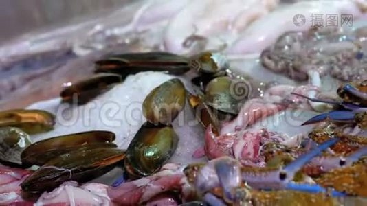 新鲜海鱼、螃蟹、各种海鲜在街上商店的柜台上出售视频