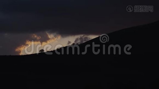 黄昏时分，丘陵地区的天气剧变视频