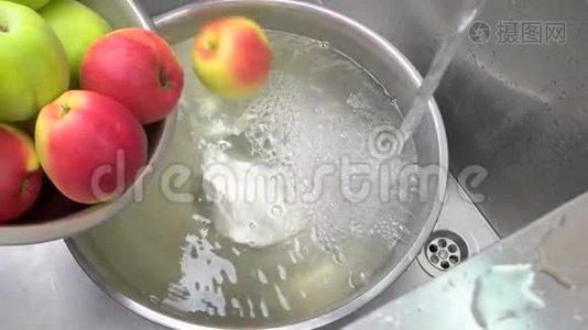 苹果落在水里，俯视。视频