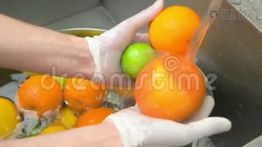 厨师双手洗橘子和石灰，特写..视频